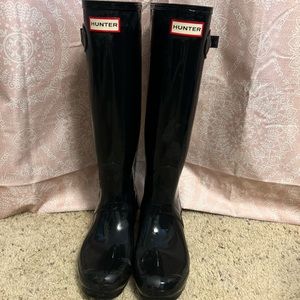 Hunter rain boots, original tall in the color matte black. Size 8.